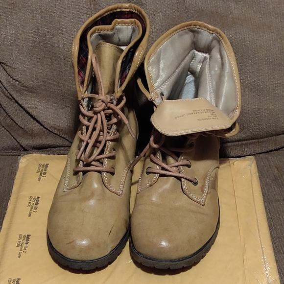 Boots - Picture 4 of 5